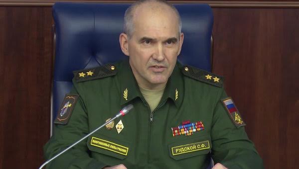 
Trung tướng Sergey Rudskoy – Cục trưởng Cục tác chiến Bộ tổng tham mưu Quân đội Nga trong cuộc họp báo nêu phản ứng chính thức của Nga về vụ việc. Ảnh: Ria.ru.
