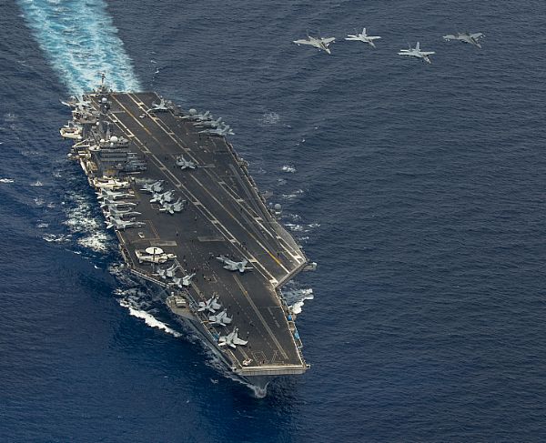 Nhóm tàu sân bay USS Carl Vinson cùng Không đoàn tàu sân bay số 17, hải đội khu trục hạm số 1 thuộc Hạm đội 7 Mỹ đã tiến hành cuộc tập trận chung với hải quân và không quân Malaysia trên Biển Đông. Mục đích của cuộc tập trận là nhằm hợp tác an ninh và huấn luyện. Trong ảnh: Tàu sân bay USS Carl Vinson.