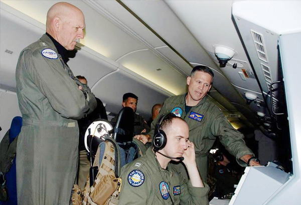 Đô đốc Scott Swift (trái) trên chuyến bay trinh sát ở Biển Đông ngày 18/7.