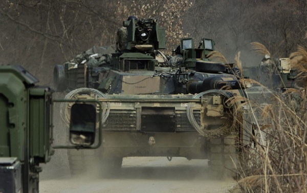 Theo Global Security, lực lượng thiết giáp Mỹ đồn trú tại Hàn Quốc có 140 xe tăng chiến đấu chủ lực M1 Abrams, 170 xe chiến đấu bộ binh M2 Bradley.