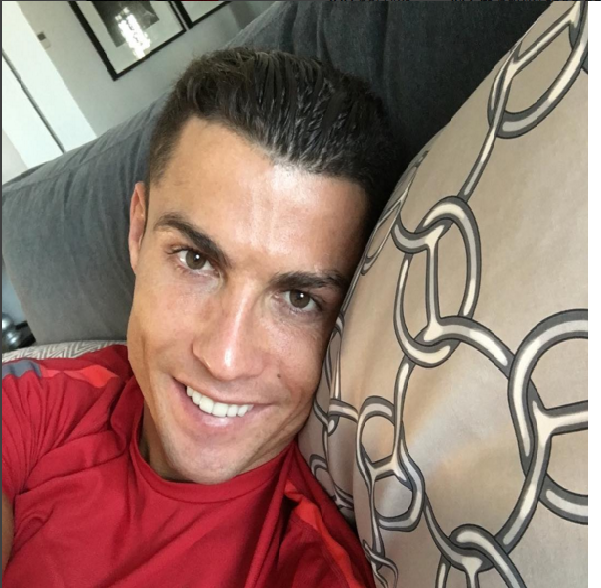 
Ronaldo và bức ảnh gửi tặng lời chúc mừng Giáng sinh an lành đến NHM toàn thế giới.
