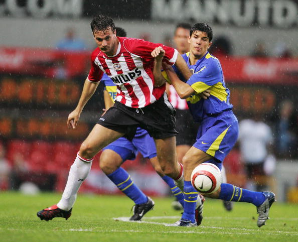 Victor Ormazabal (phải) khoác áo Boca Juniors thi đấu giao hữu với PSV Eindhoven năm 2004.
