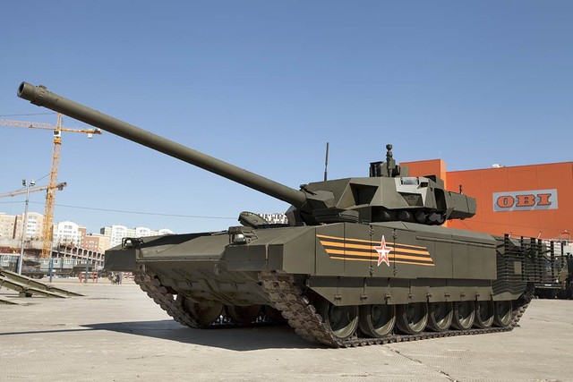 
Một trong những loại vũ khí của Lục quân Nga gây chú ý nhất trong năm 2015 là xe tăng chiến đấu chủ lực T-14 Armata. Khác với các loại xe tăng hiện nay, T-14 Armata có tháp pháo điều khiển từ xa, kíp lái 3 người được đặt trong 1 buồng riêng giúp giảm thương vong.

Ngoài xe tăng T-14, dựa trên khung gầm Armata, Quân đội Nga còn trang bị các biến thể xe chiến đấu bộ binh, xe cứu kéo, pháo tự hành.
