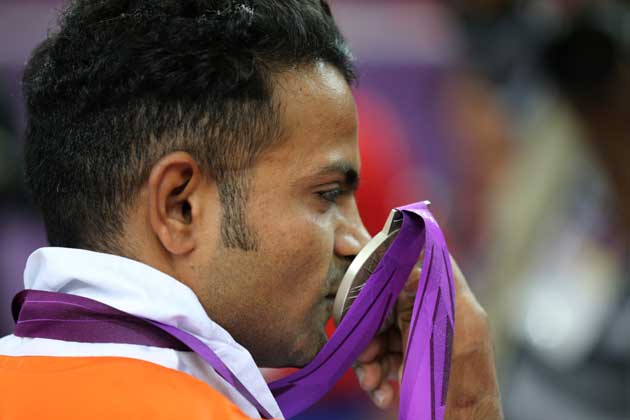 
Vijay nhận HCB Olympic.
