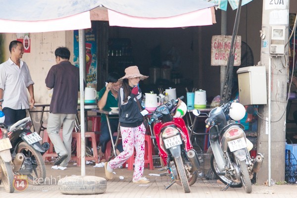 Người chị của Công Vinh đang kiếm sống bằng nghề bán vé số. Ảnh Kênh 14.