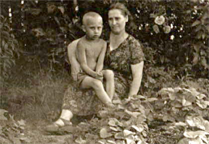Ông Putin chụp ảnh cùng mẹ - bà Maria Ivanovna - vào tháng 7/1958. Ảnh: Wikipedia.
