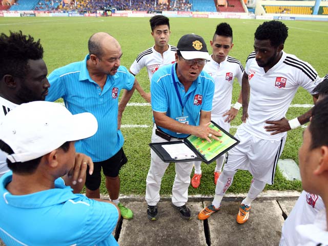 HLV Trần Bình Sự (giữa) cho rằng VFF, VPF không dám xử lý tiêu cực ở V.League.