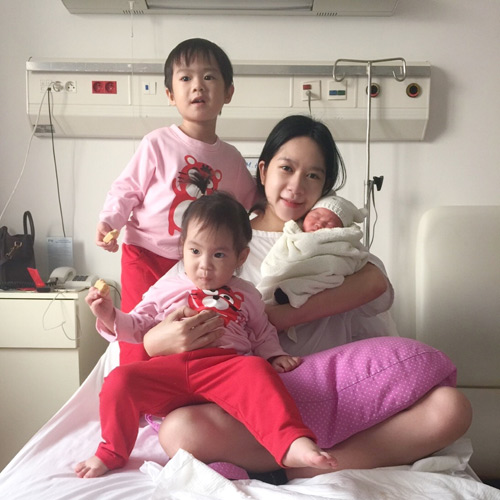 
Dù tuổi còn trẻ nhưng Minh Hà đã làm mẹ của 3 đứa con kháu khỉnh, đáng yêu.
