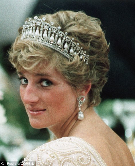 
Công nương Diana đội vương miện Lover’s Knot trong lễ cưới năm 1981 và đội vương miện Spencer Tiara vào năm 1985.

