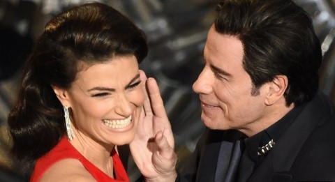Travolta vuốt má Menzel trên sân khấu lễ trao giải Oscar