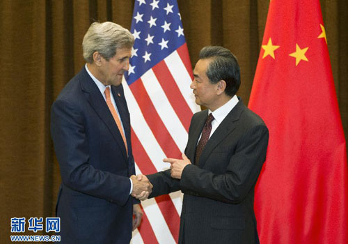 Ngoại trưởng Mỹ John Kerry (trái) hội kiến người đồng cấp Trung Quốc Vương Nghị ngày 16/5. Ảnh: China Daily.