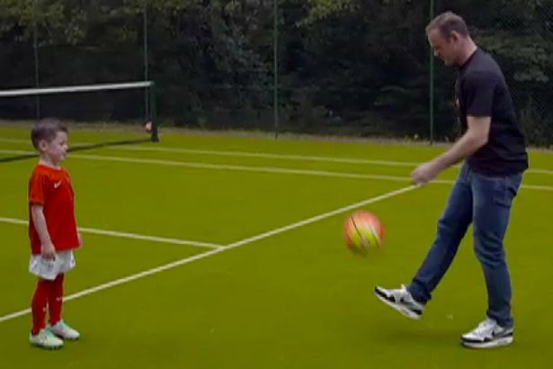 
Rooney có hẳn một sân tennis trong vườn nhà.
