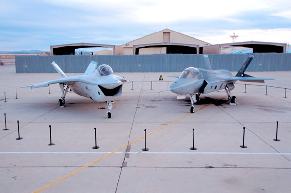 
Mẫu thử nghiệm X-32 (trái) và X-35 (phải) cùng cạnh tranh cho chương trình JSF
