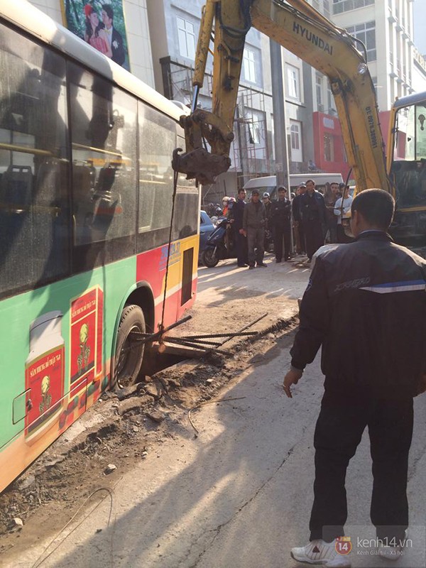 Chiếc xe buýt này khi đang lưu thông trên đường Trần Phú, theo hướng Hà Đông vào nội thành Hà Nội thì bất ngờ bánh xe sau bị sập hố ga. (Ảnh: Kênh 14)