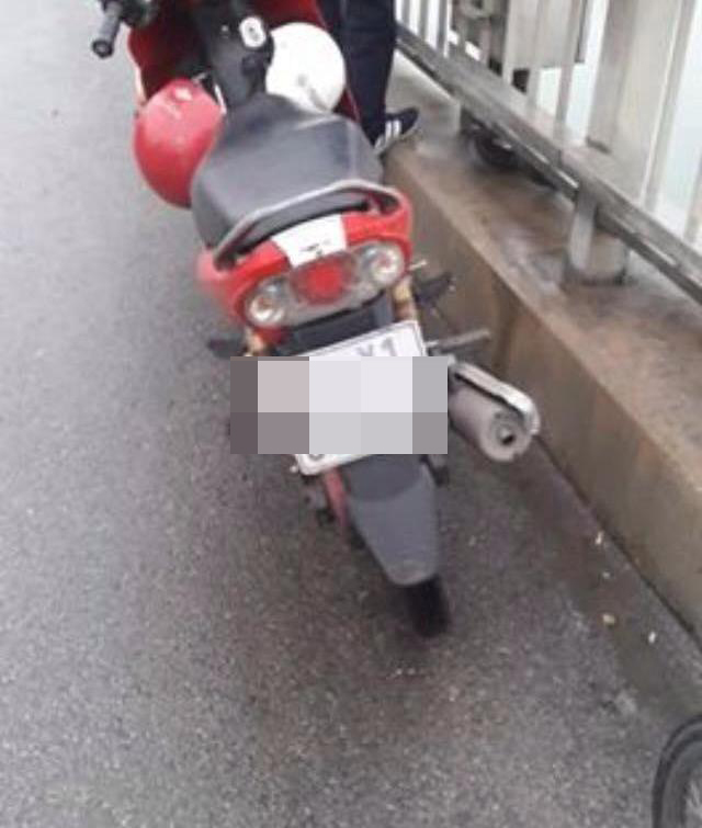 
Chiếc xe máy của nạn nhân để lại trên cầu.
