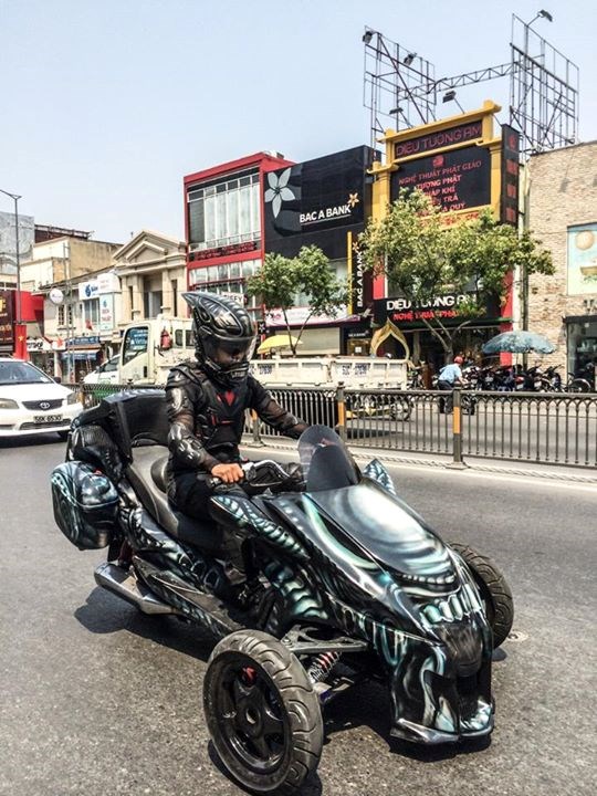 Hình ảnh chiếc xe theo phong cách &quot;quái vật ngoài hành tinh&quot; trên phố Sài Gòn.