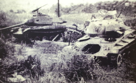 
Xác những chiếc xe tăng Mỹ do kíp xe 377 bắn cháy tại trận Đắk Tô.
