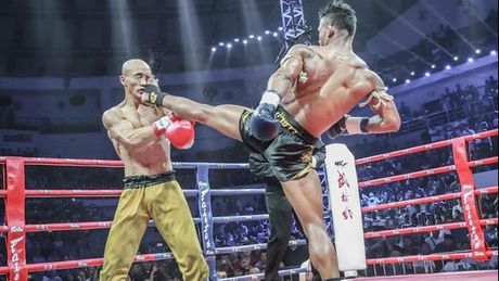 Yilong dính một cú đá của Buakaw.