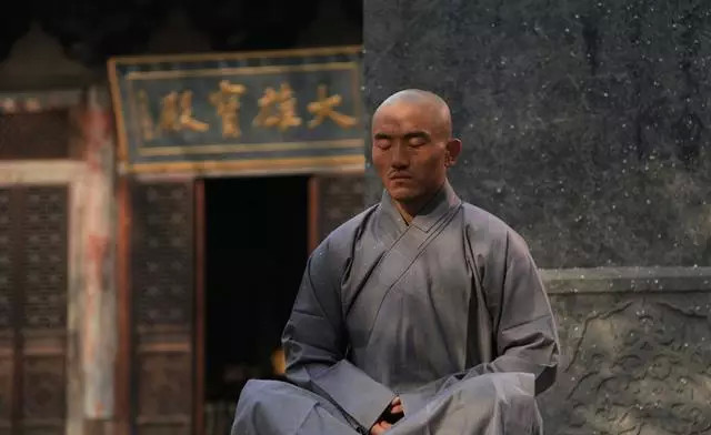 Yilong từng theo học rất nhiều môn võ tuy nhiên không ai biết anh chính thức học Thiếu Lâm từ khi nào.