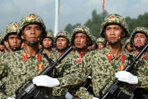 
Bộ đội Đặc công Việt Nam mang súng carbine M18 trong Lễ diễu binh, diễu hành chào mừng kỷ niệm 1.000 năm Thăng Long - Hà Nội
