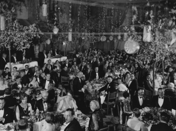 Lễ trao giải Oscar đầu tiên diễn ra vào ngày 16/5/1929 tại 16 tháng năm 1929 với sự tham dự của 270 người. Lễ trao giải diễn ra trong vòng 15 phút tại khách sạn Hollywood Roosevelt, Los Angeles, California.