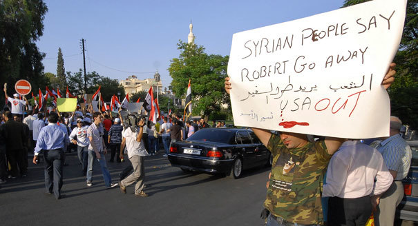 
Người dân Syria biểu tình đòi Đại sứ Robert Ford ra đi. Ảnh: AP
