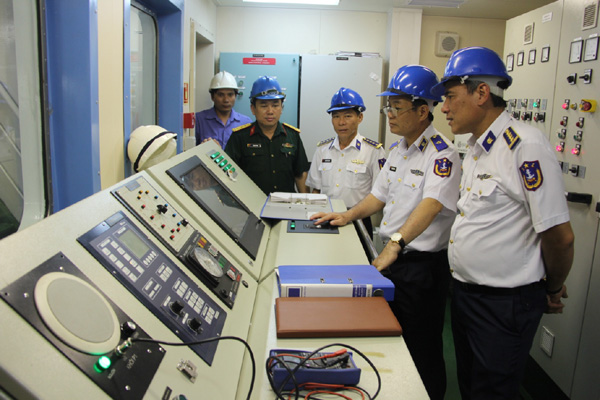 
Thủ trưởng BTL, Cục Kỹ thuật CSB kiểm tra buồng điều khiển cơ điện, máy chính của tàu. Nguồn ảnh: Cảnh sát biển Việt Nam.
