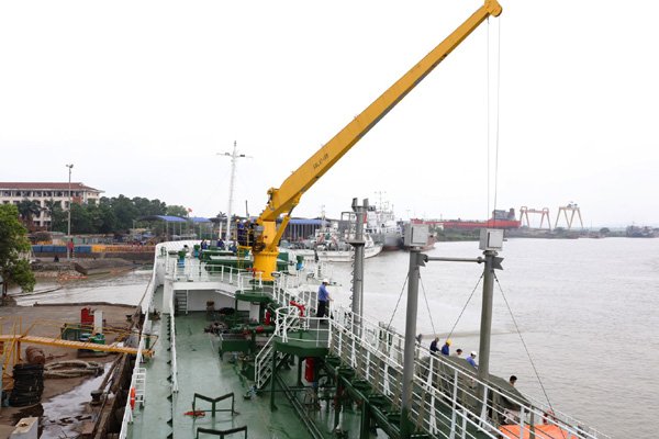 Hệ thống cần cẩu trên tàu dài 18m, có thể cẩu được trọng tải 5 tấn hàng tiếp tế trên biển.