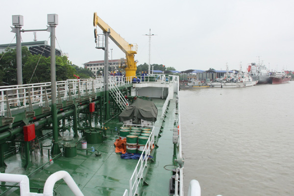 Các khoang chứa dầu và nước ngọt nằm dọc theo thân tàu.