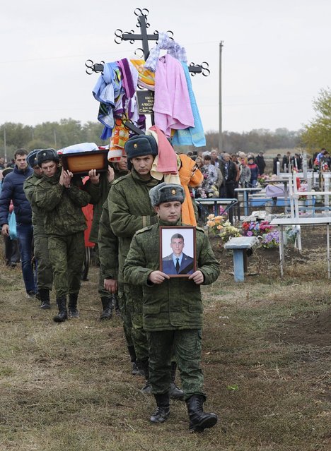 
Lễ tang Kostenko, binh sĩ Nga đầu tiên thiệt mạng tại Syria - Ảnh: Reuters.
