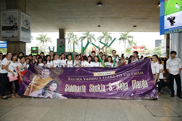 
Chiều qua (06/01), đông đảo fans hâm mộ phim Cô dâu 8 tuổi đã có mặt tại sân bay Tân Sơn Nhất, TP. HCM để chào đón diễn viên Siddharth Shukla, Neha Marda sang Việt Nam.
