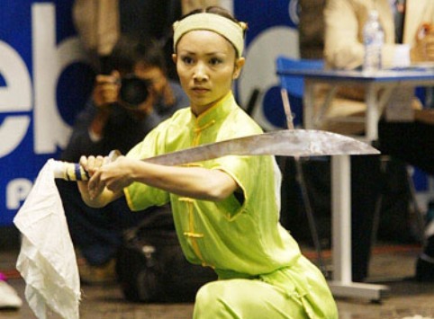 
Thúy Hiền trên thảm đấu Wushu.
