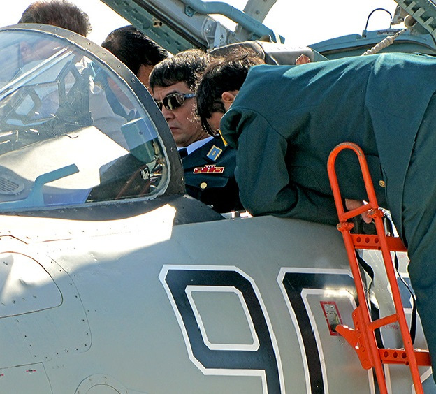 
Tướng Võ Văn Tuấn (khi còn là Phó Tư lệnh TMT) cùng đoàn cán bộ Quân chủng PK-KQ trên buồng lái chiếc Su-35 số hiệu 902 tại Triển lãm hàng không MAKS-2011.

