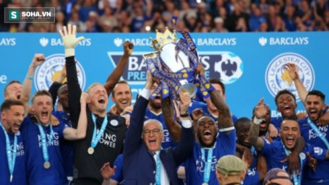 
Dội Leicester City nhận Cup vô địch Premier League.
