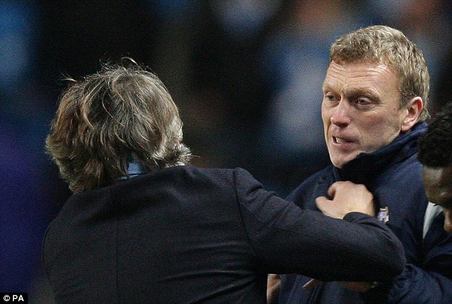 
David Moyes cũng từng có vụ đụng độ với HLV này.
