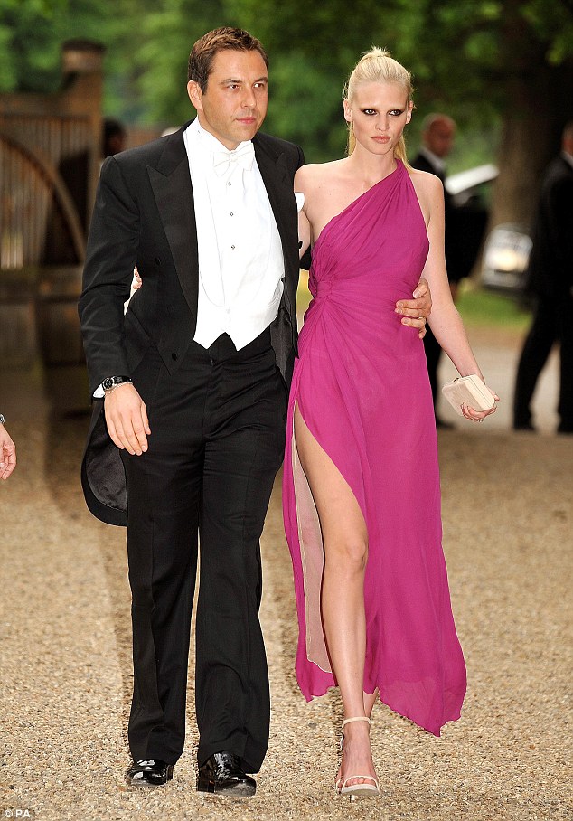 
David Walliams và Lara Stone.
