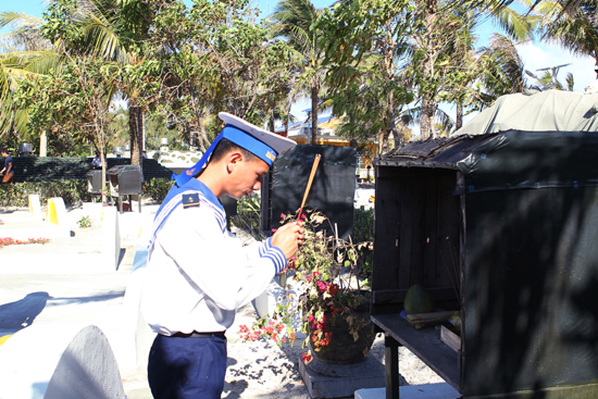 
Trước Tết, các đảo tổ chức thắp hương tri ân các liệt sĩ đã anh dũng ngã xuống vì chủ quyền thiêng liêng của Tổ quốc.
