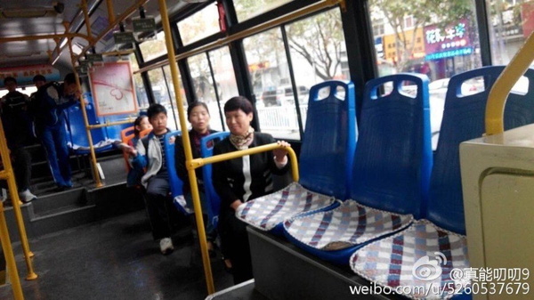 
Một số tài xế xe buýt đã tự trang bị thêm những tấm lót lông trên ghế ngồi cho hành khách.
