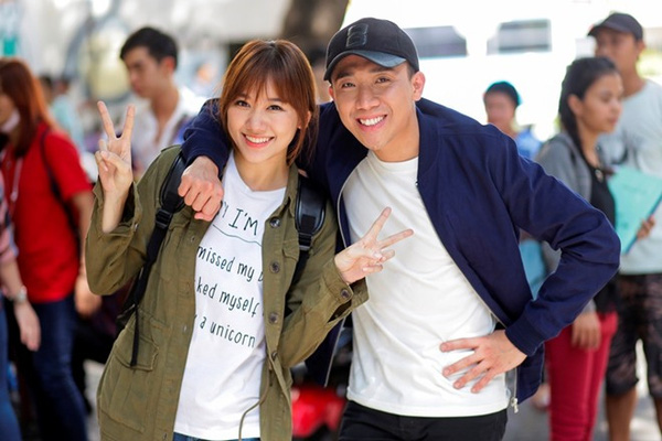 
Trấn Thành và Hari Won thân thiết trong các chương trình truyền hình thực tế cũng như trên phim trường.

