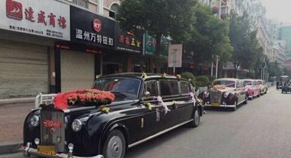 
Đoàn rước dâu hoành tráng với sự hiện diện của 4 chiếc Rolls-Royce.
