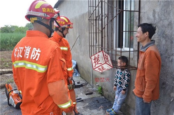 
Tuy rất thương cậu bé, nhưng không ai... nhịn được cười.
