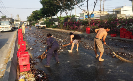 Hình ảnh đẹp của người dân phường Bình Chiểu, quận Thủ Đức khi thấy hàng trăm chai bia vỡ nát trên QL1 chiều ngày 25.3