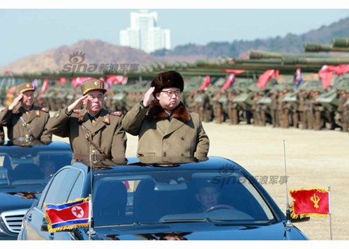 
Hãng thông tấn trung ương Triều Tiên KCNA sáng 25/3 cho biết, nhà lãnh đạo Triều Tiên Kim Jong-un đã đích thân thị sát một cuộc tập trận bắn pháo tầm xa, mô phỏng một cuộc tấn công nhằm vào phủ Tổng thống Hàn Quốc.
