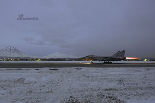 Kamchatka là bán đảo lớn nhất của Nga ở vùng Viễn Đông, phía Tây giáp biển Okhotsk, phía Đông giáp Thái Bình Dương và biển Bering. Bán đảo có vị trí quan trọng, là nơi đặt căn cứ cho các tàu ngầm hạt nhân chiến lược của Nga ở vùng Viễn Đông.