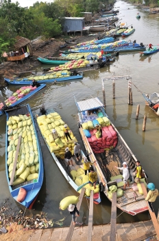 
Dòng kênh duy nhất tại huyện Trần Văn Thời - Cà Mau còn duy trì đủ nước cho việc lưu thông thuyền bè. Ảnh: Báo Cà Mau
