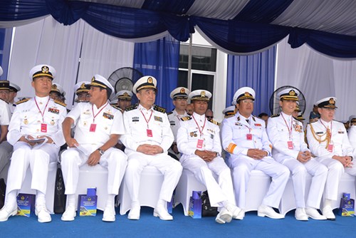 
Chuẩn đô đốc Phạm Hoài Nam (người thứ ba từ phải sang) và đại biểu hải quân các nước dự Lễ khai mạc.
