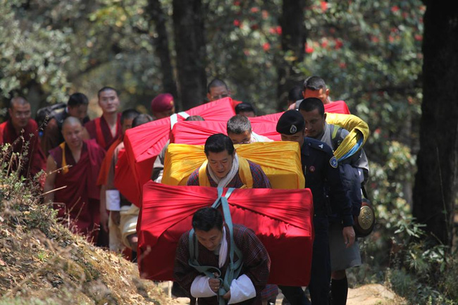 
Quốc vương Bhutan hòa vào dòng người vận chuyển hộp gỗ đặc biệt vượt qua chặng đường dài.
