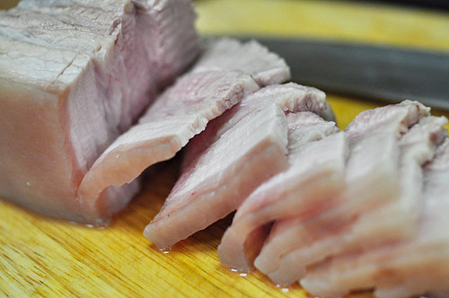 
Thịt lợn nạc vai có rất nhiều lợi ích trong các trường hợp nhiễm khuẩn, sốt cao, mất nước, ho khan, táo bón, đái tháo đường. Ảnh minh họa.
