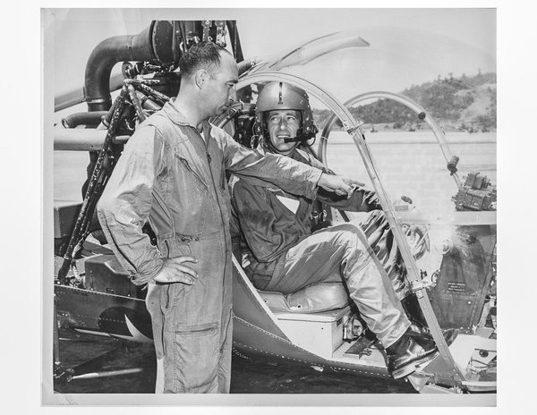 
Một giảng viên hướng dẫn các bước vận hành trực thăng OH-23 cho học viên vào năm 1961. Ảnh: Air & Space

