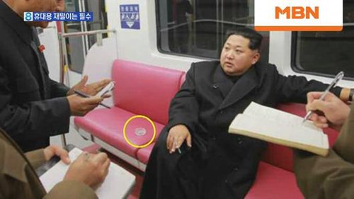 
Ông Kim Jong-un hút thuốc khi đi thử tàu điện ngầm mới
